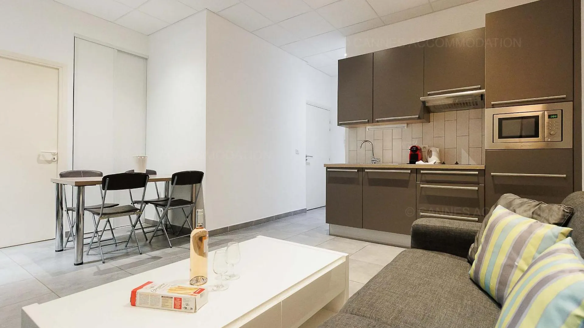 Residence Aout 12 Cannes 0*,
